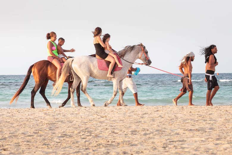 Paseando a caballo junto a la laguna de Djerba