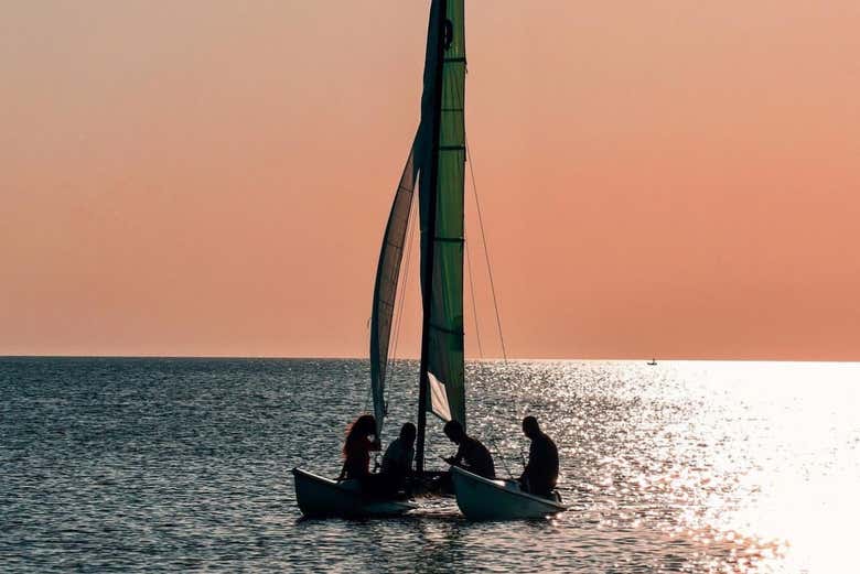 Catamarán al atardecer