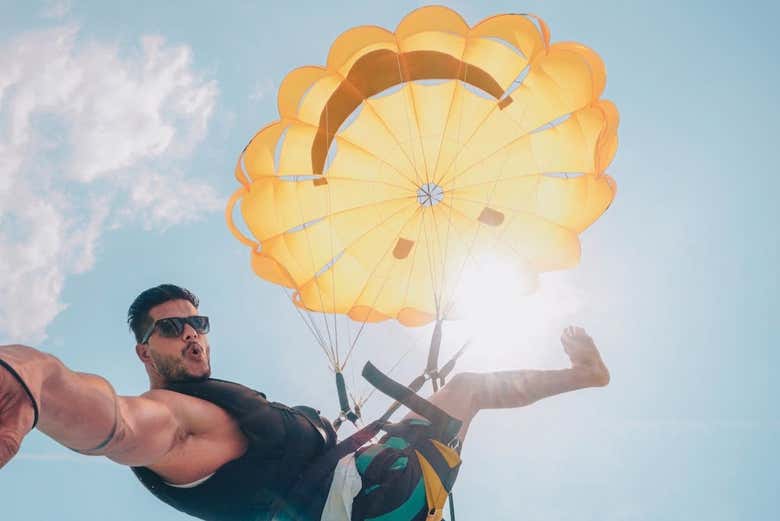 Un chico fotografiándose en el parasailing