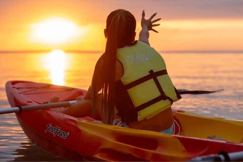 Contemplando el atardecer desde el kayak