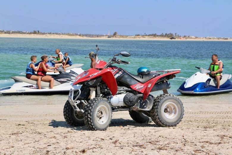 El quad aparcado en la playa