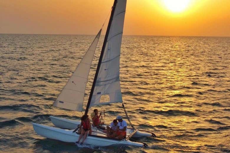 Navegando en el catamarán al atardecer