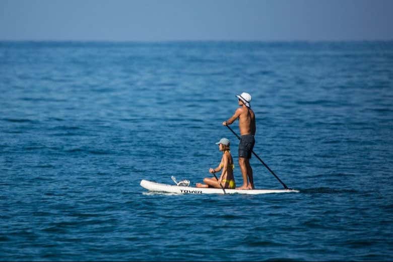 Una pareja practicando paddle surf