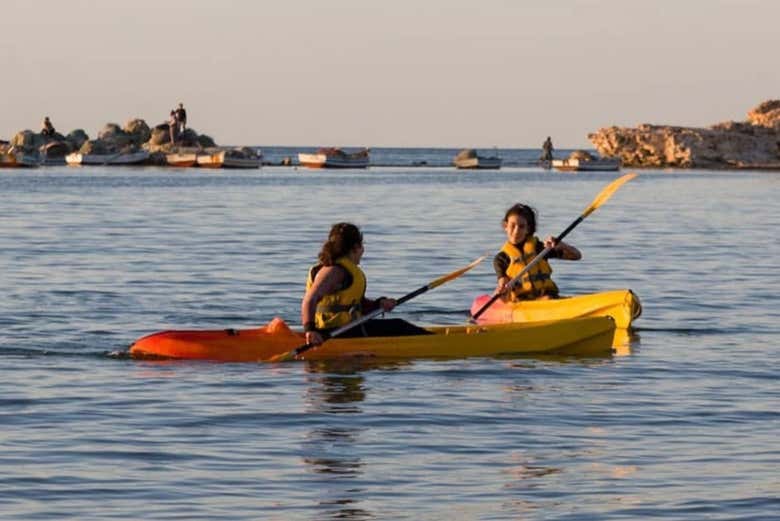 Remando en los kayaks por las aguas de Sidi Jmour