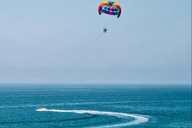 Volando en parasailing en un día despejado