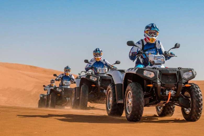 Conduciendo unos quads por el desierto del Sahara