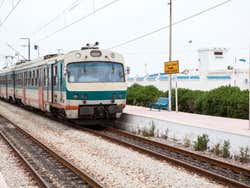 Tren recorriendo Túnez